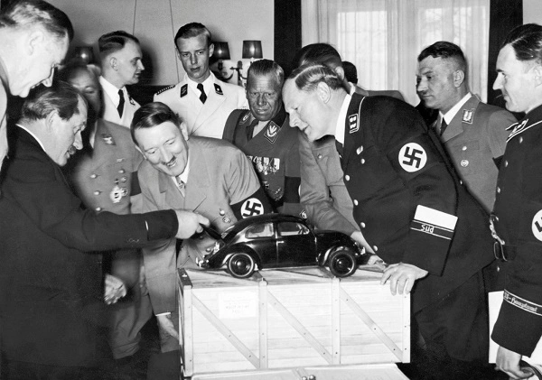 Adolf Hitler a Ferdinand Porsche