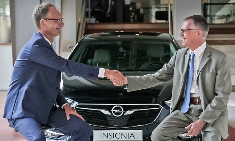 Generální ředitel Opelu Michael Lohscheller a generální ředitel skupiny PSA Carlos Tavares