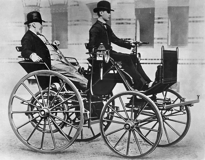 Gottlieb Daimler a Wilhelm Maybach navrhli motorový vůz v roce 1885
