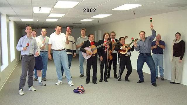Elon Musk a tým SpaceX 2002