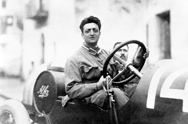 Závodní portrét Enza Ferrariho 1918