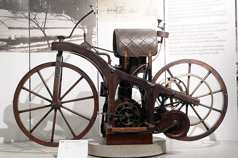 Gottlieb Daimler a Wilhelm Maybach navrhli Reitwagen v roce 1885