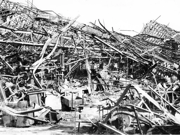 Továrna Renault po britském bombardování v roce 1943