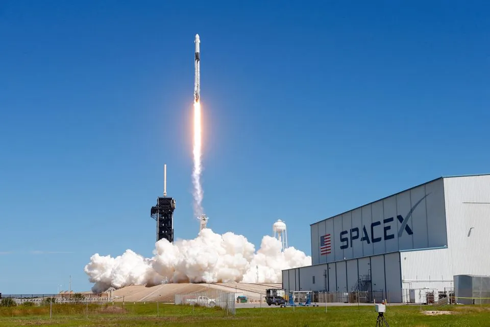 Startuje raketa SpaceX Falcon 9 s modulem Dragon