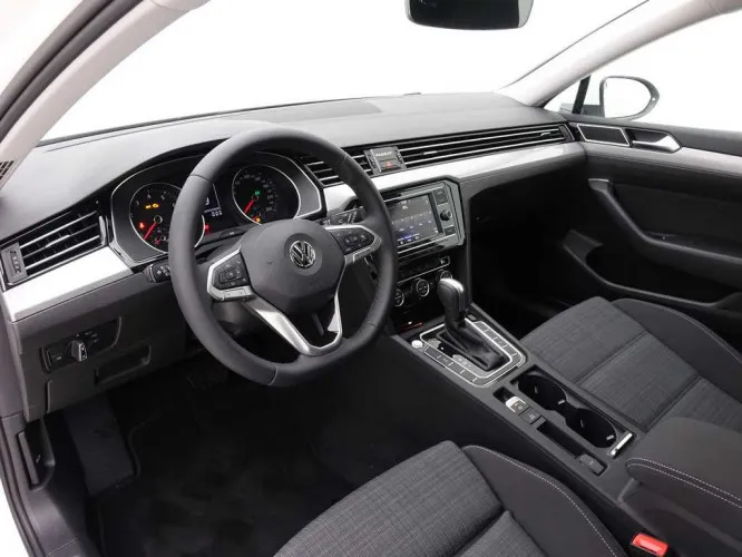 Volkswagen Passat Variant 1.5 TSi 150 DSG Variant + AppConnect + LED Lights + Alu19 Image 9